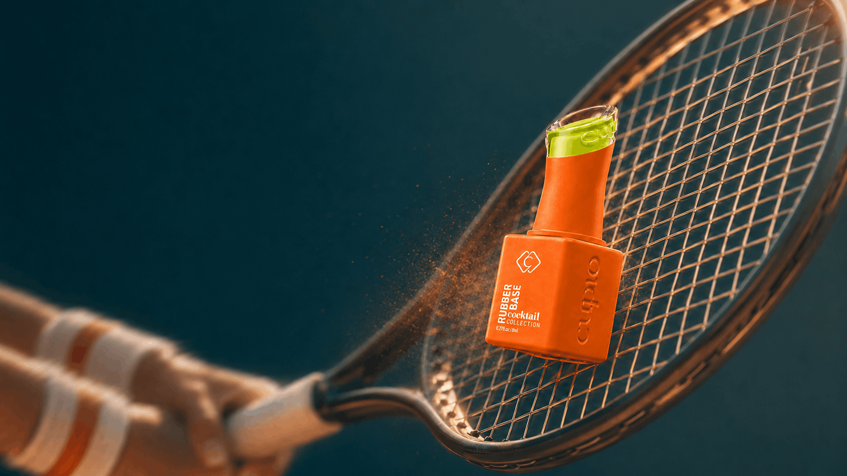 Ojă Cupio pe o rachetă de tenis